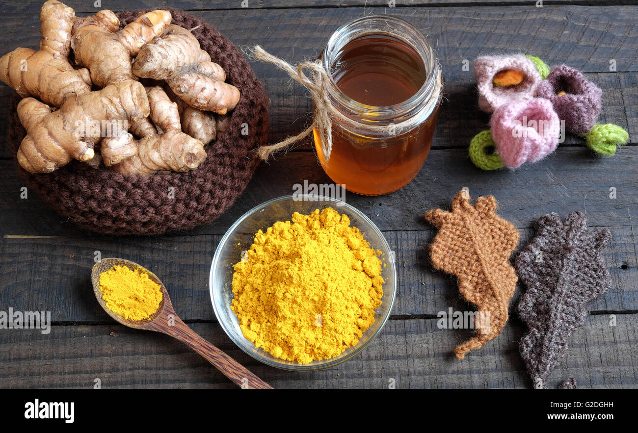 La curcuma in polvere con Ape Miele, del prodotto di agricoltura, Nutrizione, cibo sano, cosmetici naturali, cura di bellezza,trattare mal di stomaco Foto Stock