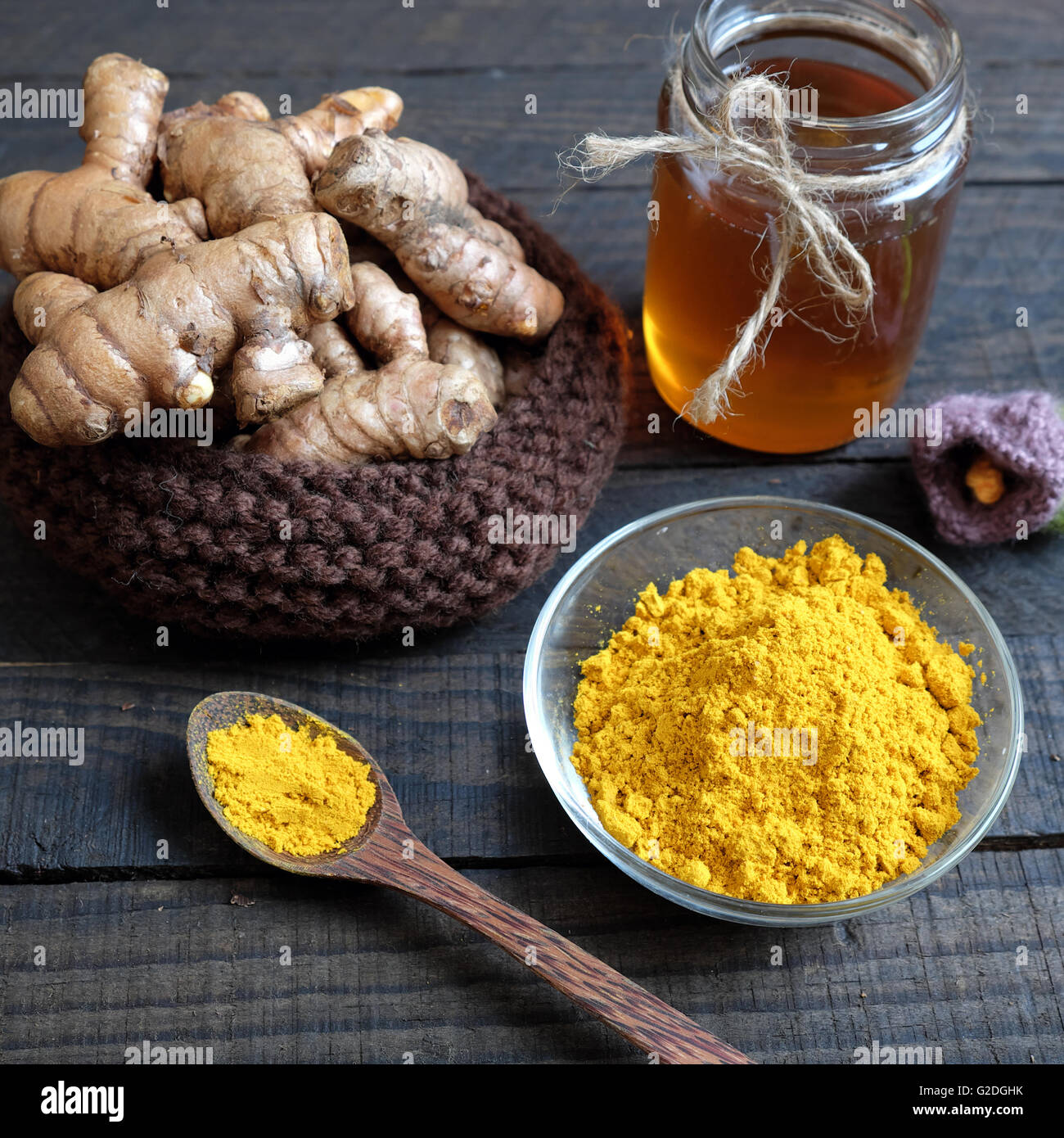 La curcuma in polvere con Ape Miele, del prodotto di agricoltura, Nutrizione, cibo sano, cosmetici naturali, cura di bellezza,trattare mal di stomaco Foto Stock