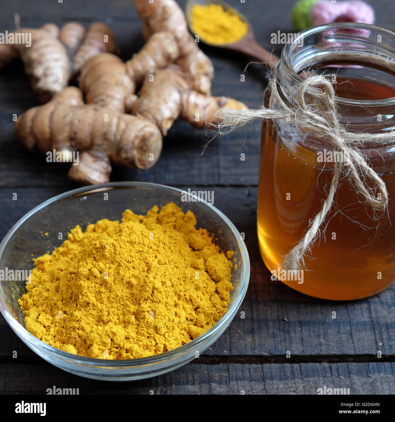 La curcuma in polvere con Ape Miele, del prodotto di agricoltura, Nutrizione, cibo sano, cosmetici naturali, cura di bellezza,trattare mal di stomaco Foto Stock