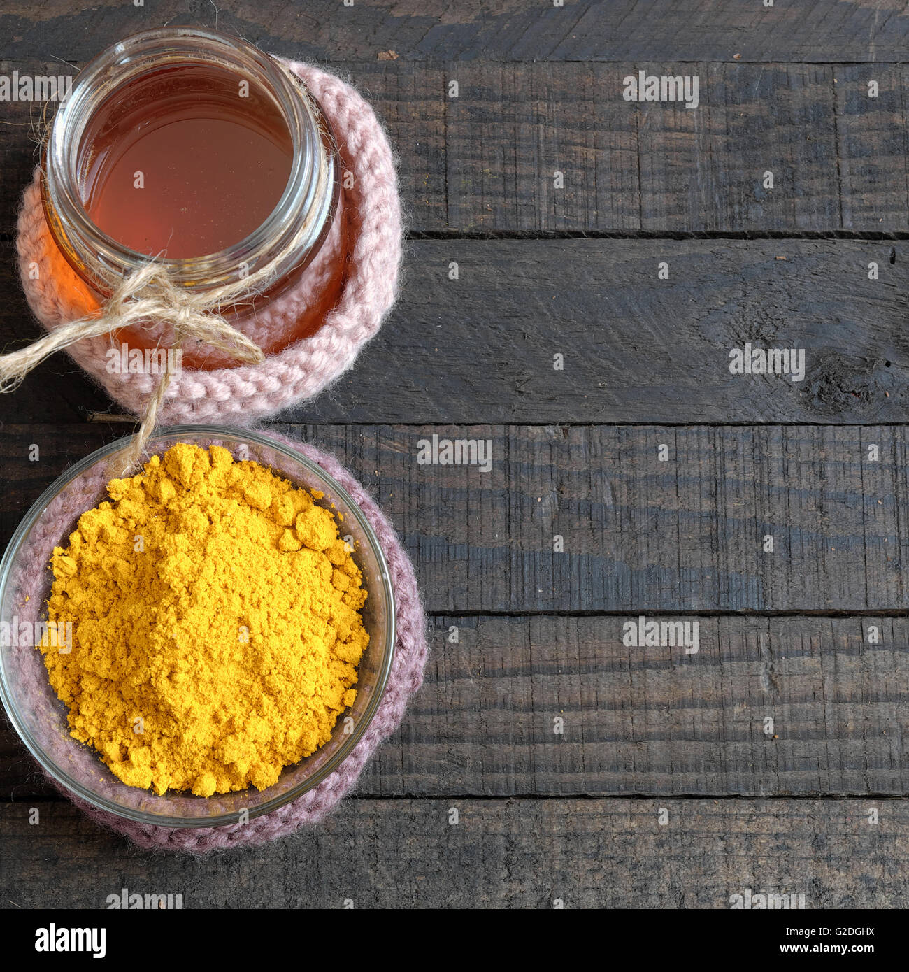 La curcuma in polvere con Ape Miele, del prodotto di agricoltura, Nutrizione, cibo sano, cosmetici naturali, cura di bellezza,trattare mal di stomaco Foto Stock