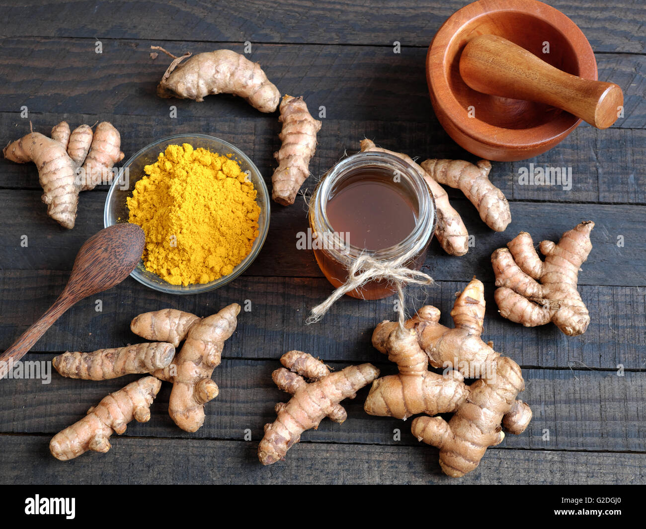 La curcuma in polvere con Ape Miele, del prodotto di agricoltura, Nutrizione, cibo sano, cosmetici naturali, cura di bellezza,trattare mal di stomaco Foto Stock