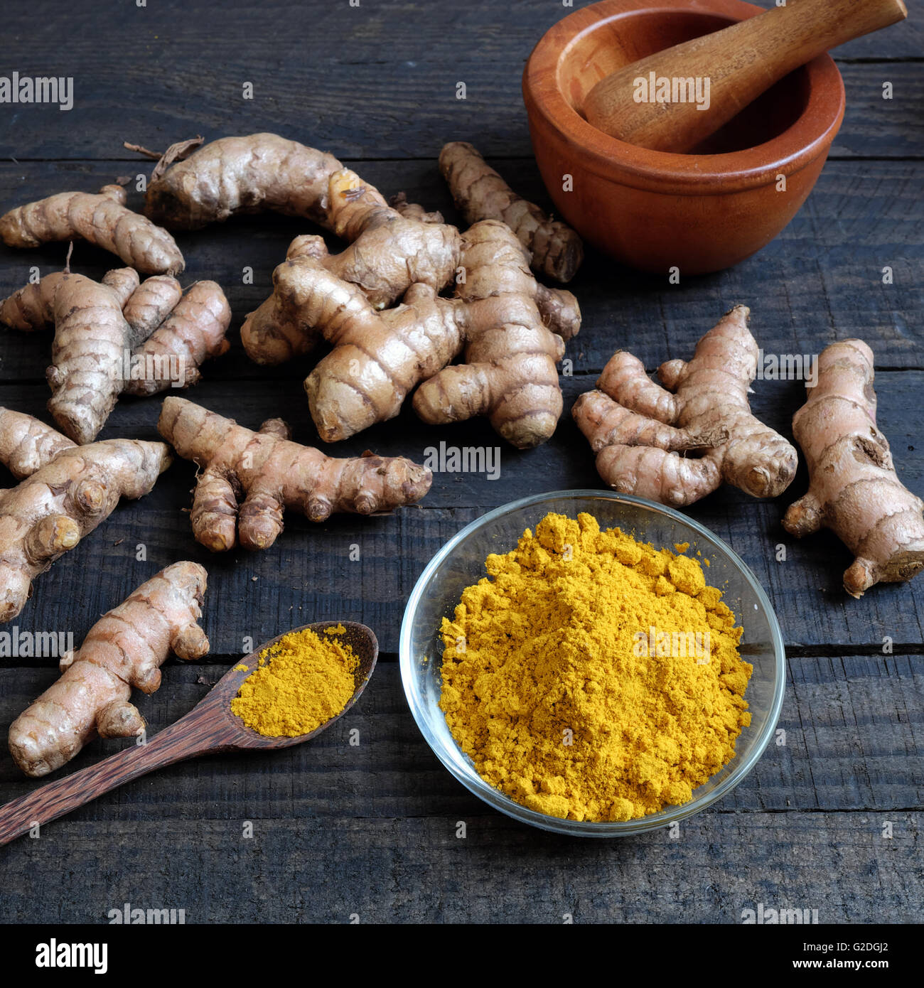 La curcuma in polvere, del prodotto di agricoltura, Nutrizione, cibo sano, cosmetici naturali per la cura di bellezza, può curare il mal di stomaco Foto Stock