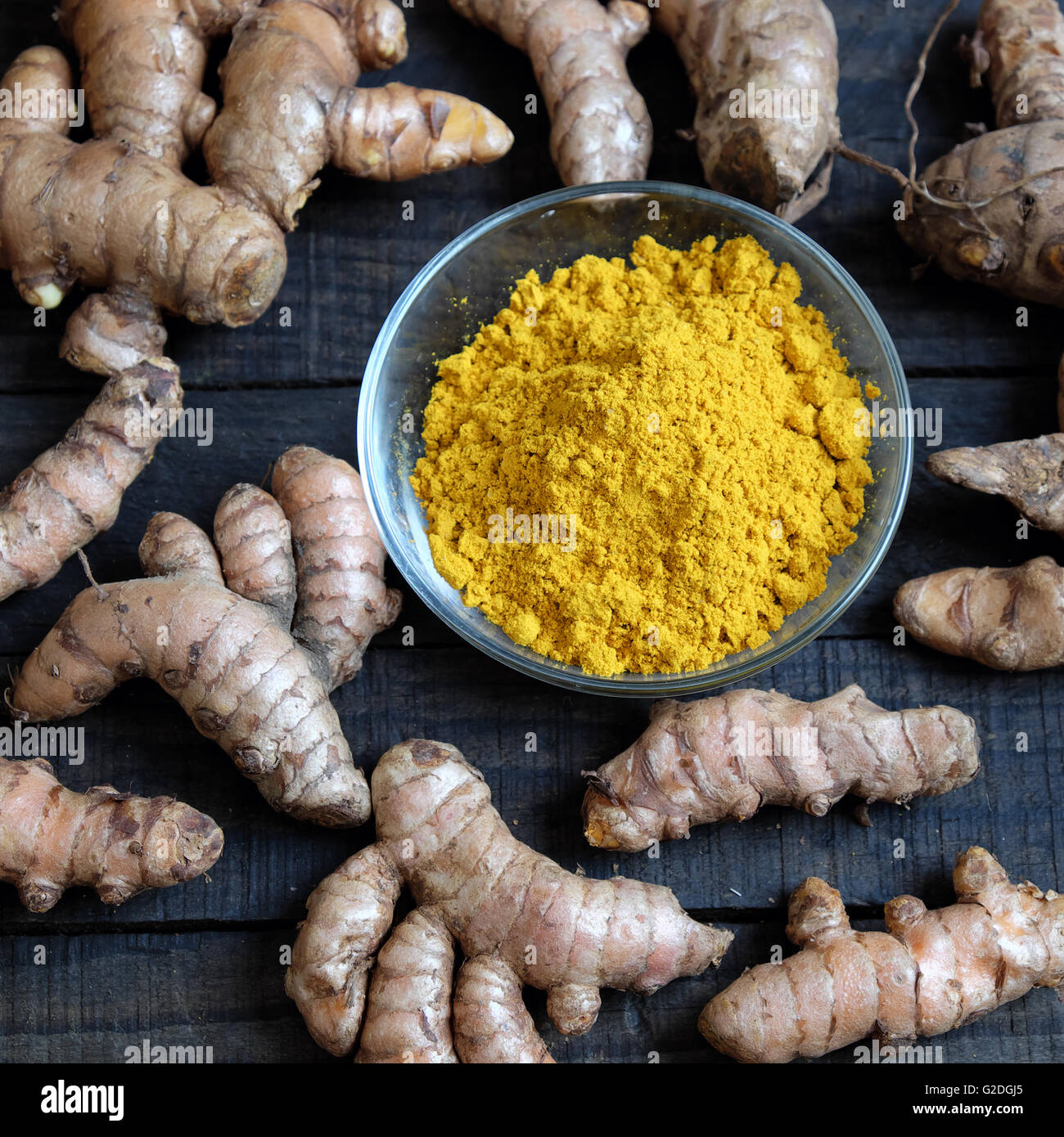 La curcuma in polvere, del prodotto di agricoltura, Nutrizione, cibo sano, cosmetici naturali per la cura di bellezza, può curare il mal di stomaco Foto Stock