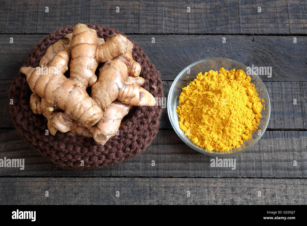 La curcuma in polvere, del prodotto di agricoltura, Nutrizione, cibo sano, cosmetici naturali per la cura di bellezza, può curare il mal di stomaco Foto Stock