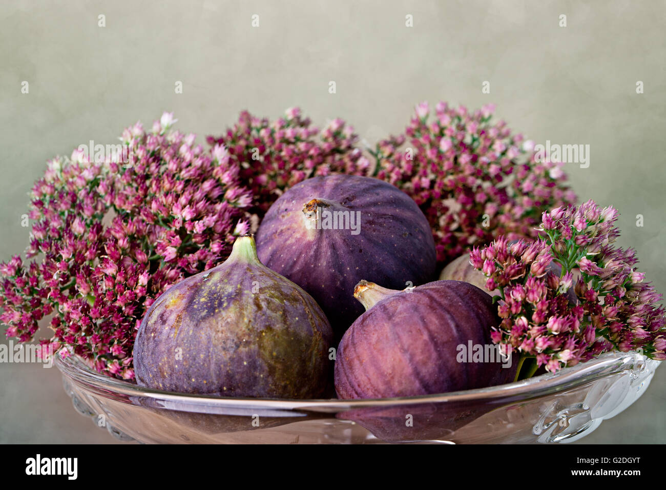 La figura freschi frutti decorativi in recipiente di vetro Foto Stock