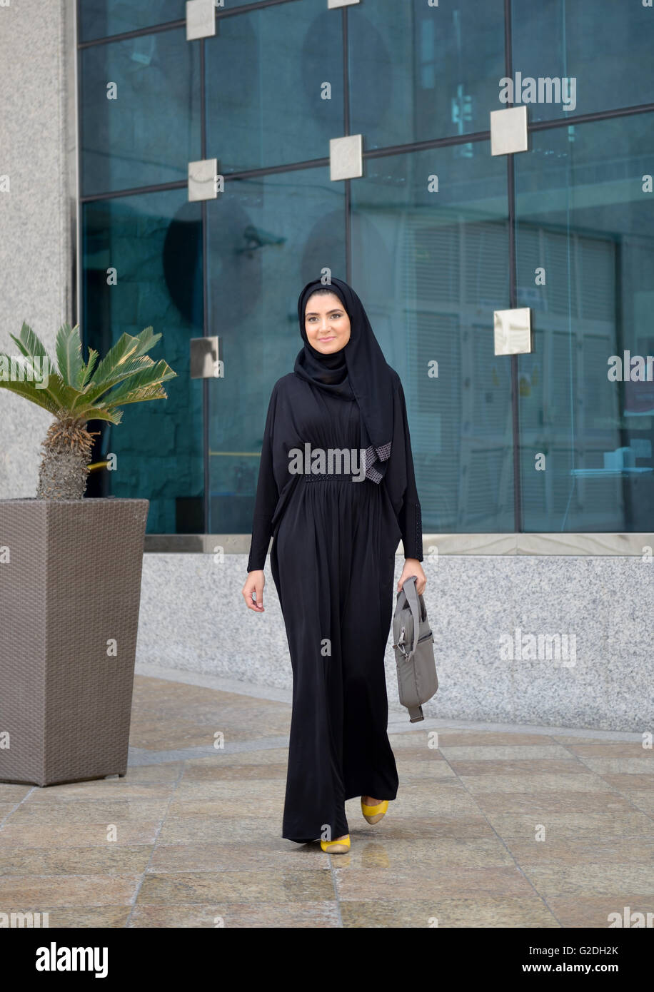 Emarati Arab Business donna al di fuori dell'ufficio in Dubai Emirati Arabi Uniti. Foto Stock