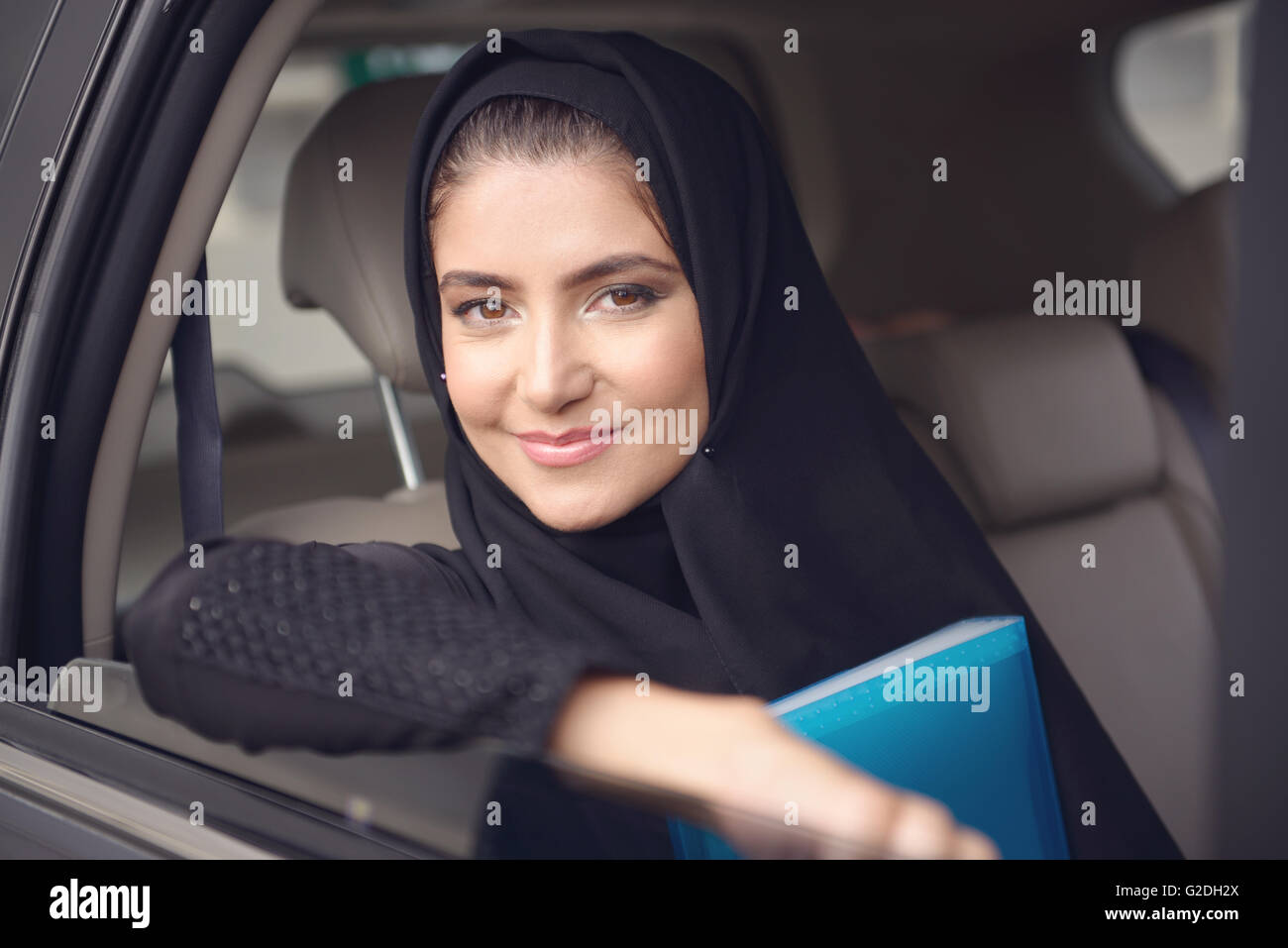 Emarati Arab Business Woman in auto in Dubai Emirati Arabi Uniti. Foto Stock