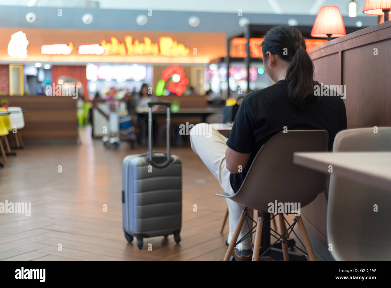 Uomo d'affari presso l'aeroporto ristorante controllando il suo telefono cellulare Foto Stock