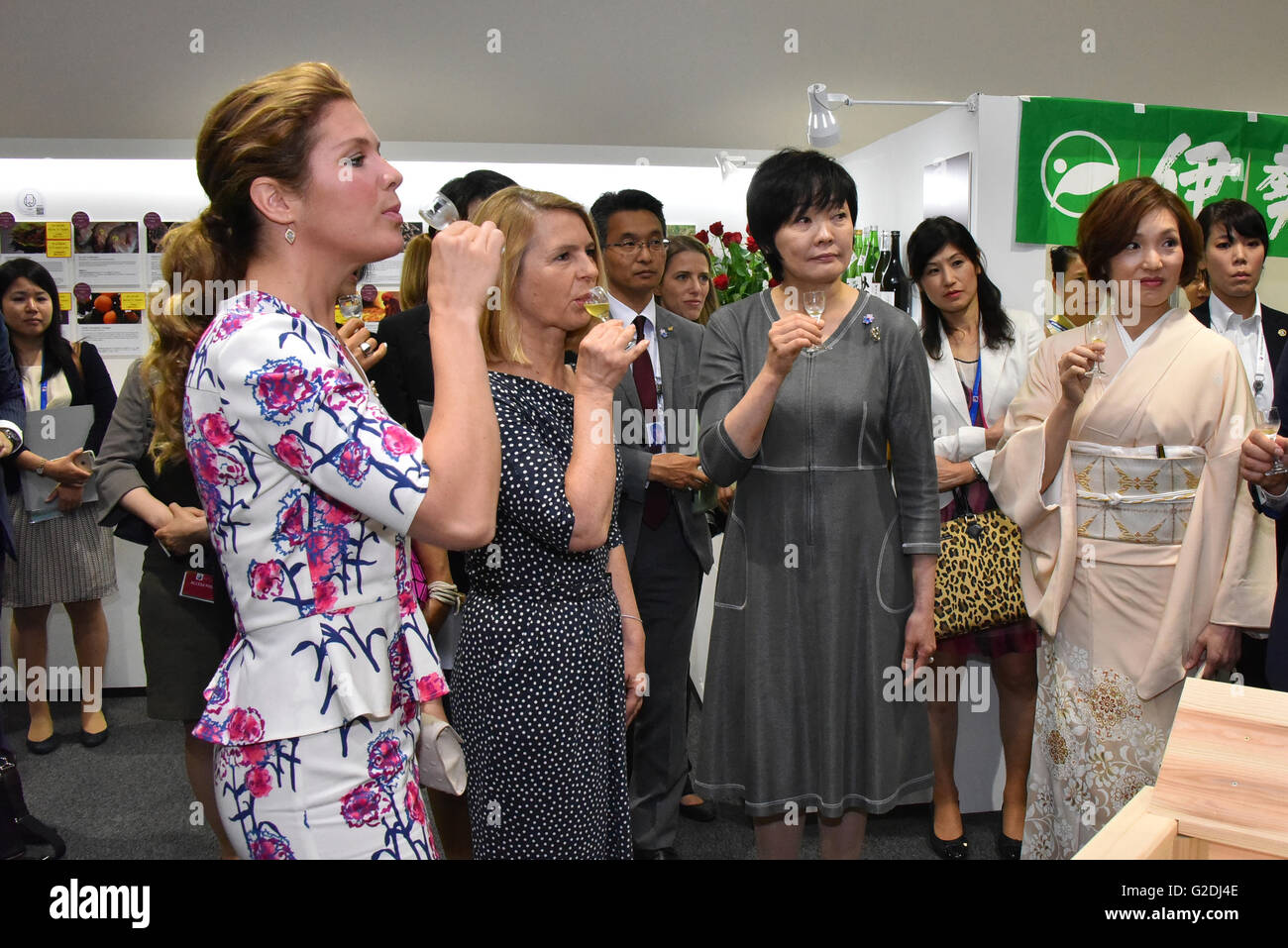 Sophie Gregoire-Trudeau, moglie del Canada è il primo ministro Justin Trudeau, sinistra, reagisce a un gusto della bevanda giapponese lungo con Malgorzata brosmio, moglie del Presidente del Consiglio europeo Donald Tusk, centro e Akie Abe, moglie del Primo Ministro giapponese Shinzo Abe durante una visita a margine del Vertice G7 Maggio 27, 2016 in Shima, Prefettura di Mie, Giappone. Foto Stock