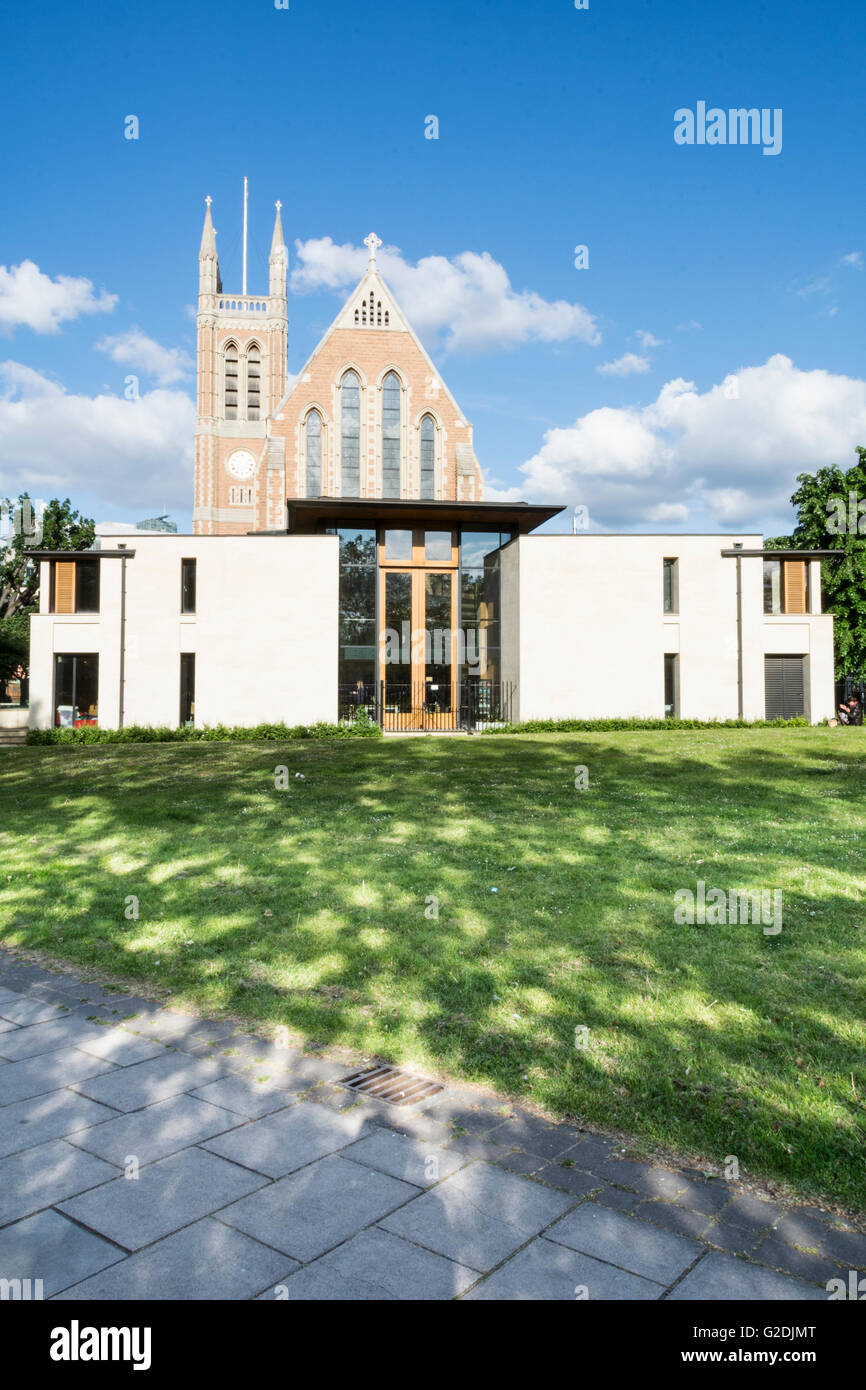 Chiesa e giardini di St Paul, Queen Caroline Street, Hammersmith, Londra, Inghilterra, REGNO UNITO Foto Stock