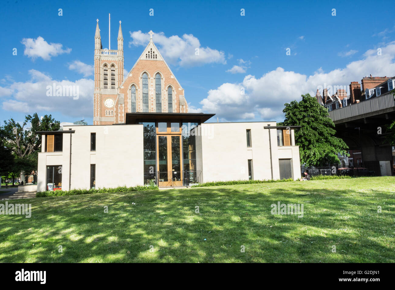 Chiesa e giardini di St Paul, Queen Caroline Street, Hammersmith, Londra, Inghilterra, REGNO UNITO Foto Stock