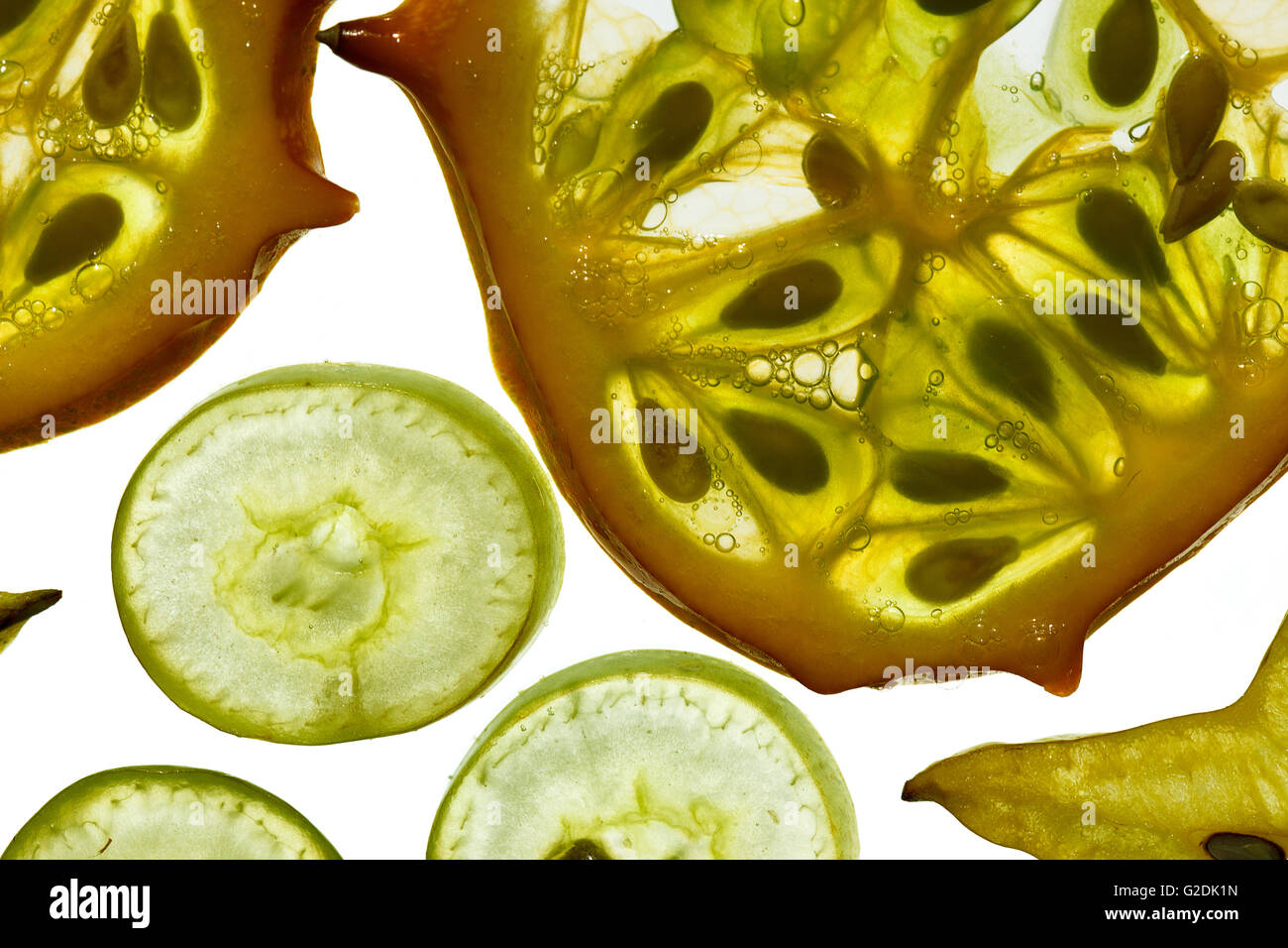 Kiwano carne di frutta e fette di uva bianca Foto Stock