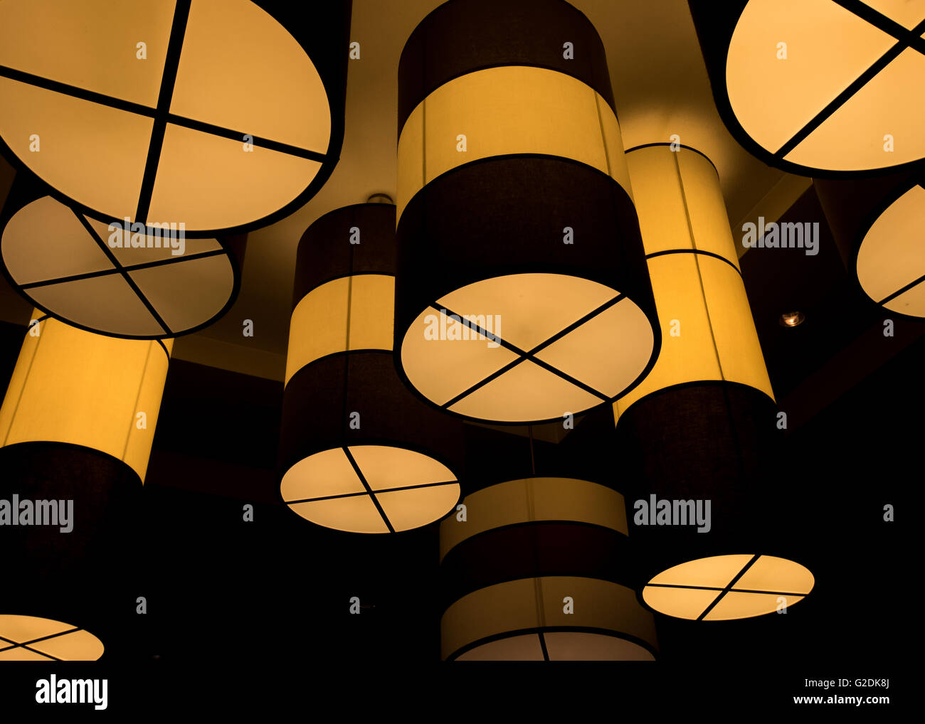 Lampadari di tubo appeso al soffitto in un edificio urbano Foto Stock