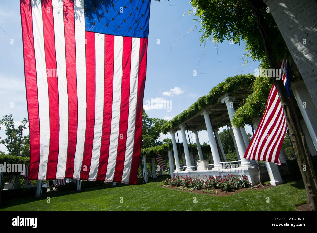 Bandierine americane appendere in Cpl. James R. Tanner anfiteatro presso il Cimitero Nazionale di Arlington in onore del Memorial Day il 20 maggio 2016 in Arlington, Virginia Foto Stock