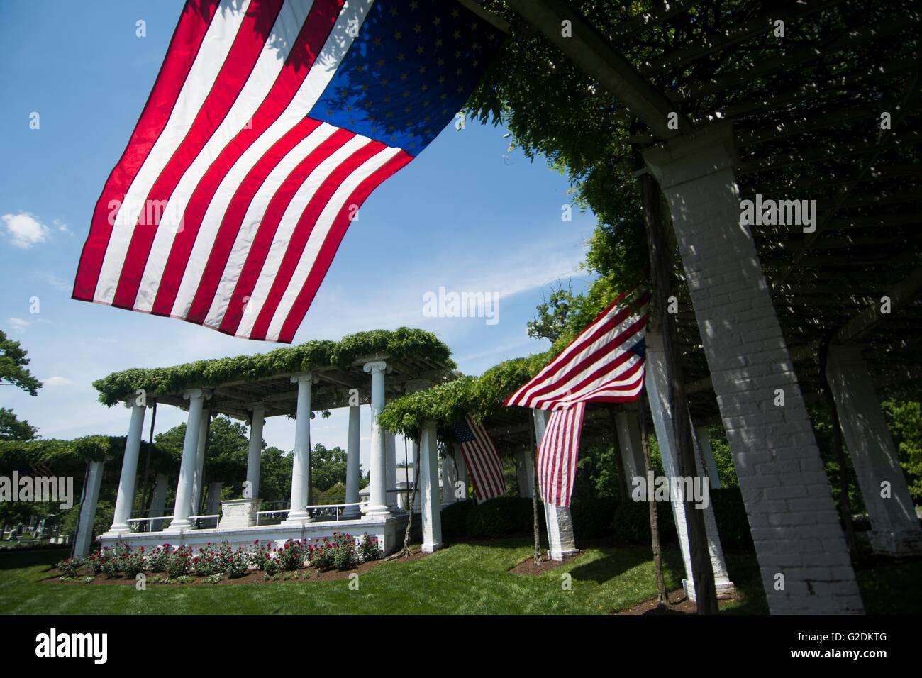 Bandierine americane appendere in Cpl. James R. Tanner anfiteatro presso il Cimitero Nazionale di Arlington in onore del Memorial Day il 20 maggio 2016 in Arlington, Virginia Foto Stock