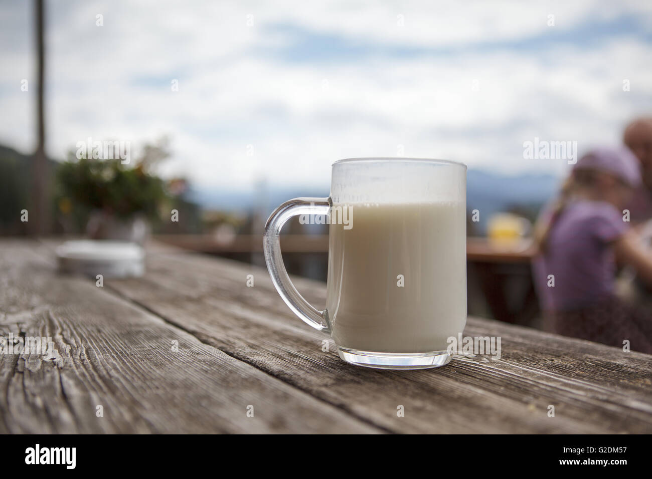 La pinta di siero di latte fresco servito in uno chalet di montagna in Austria Foto Stock