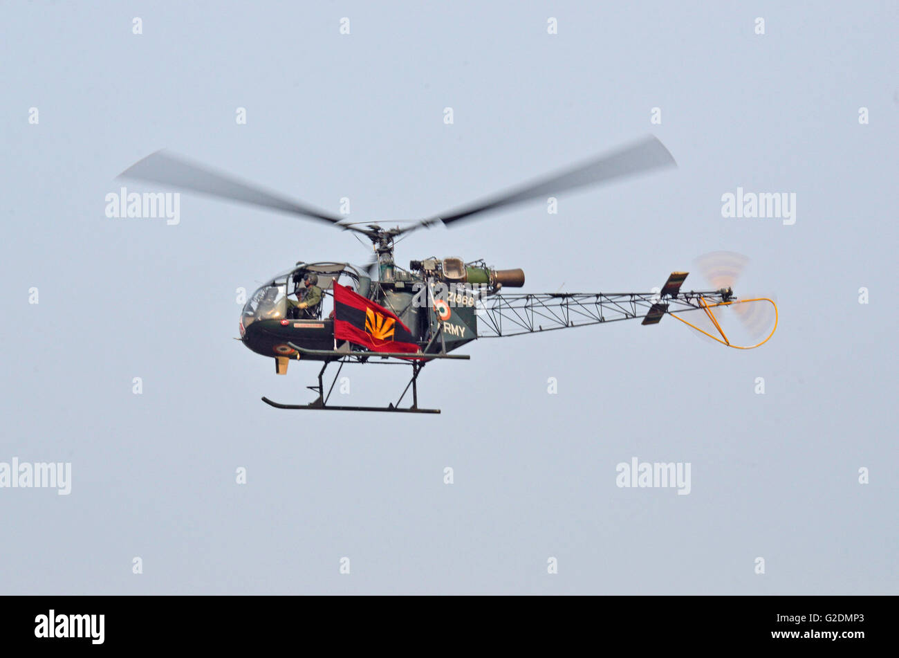 Cheetah - Light Utility Helicopter dell esercito indiano Aviation Corps, battenti passato con bandiera dell'esercito, esercito indiano giorno, Calcutta, India Foto Stock