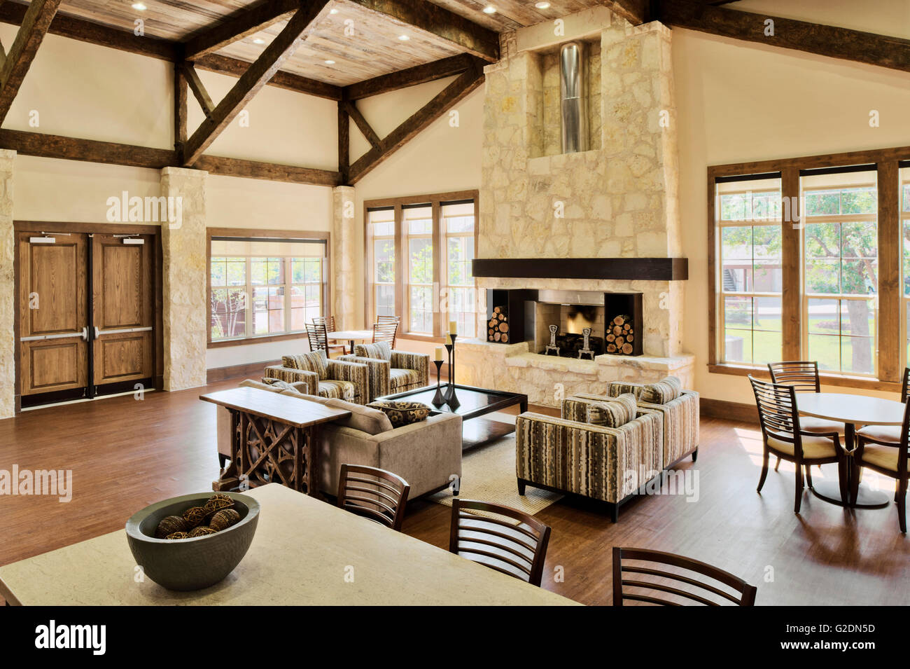 Seduta e aree da pranzo nella grande sala comune Foto Stock