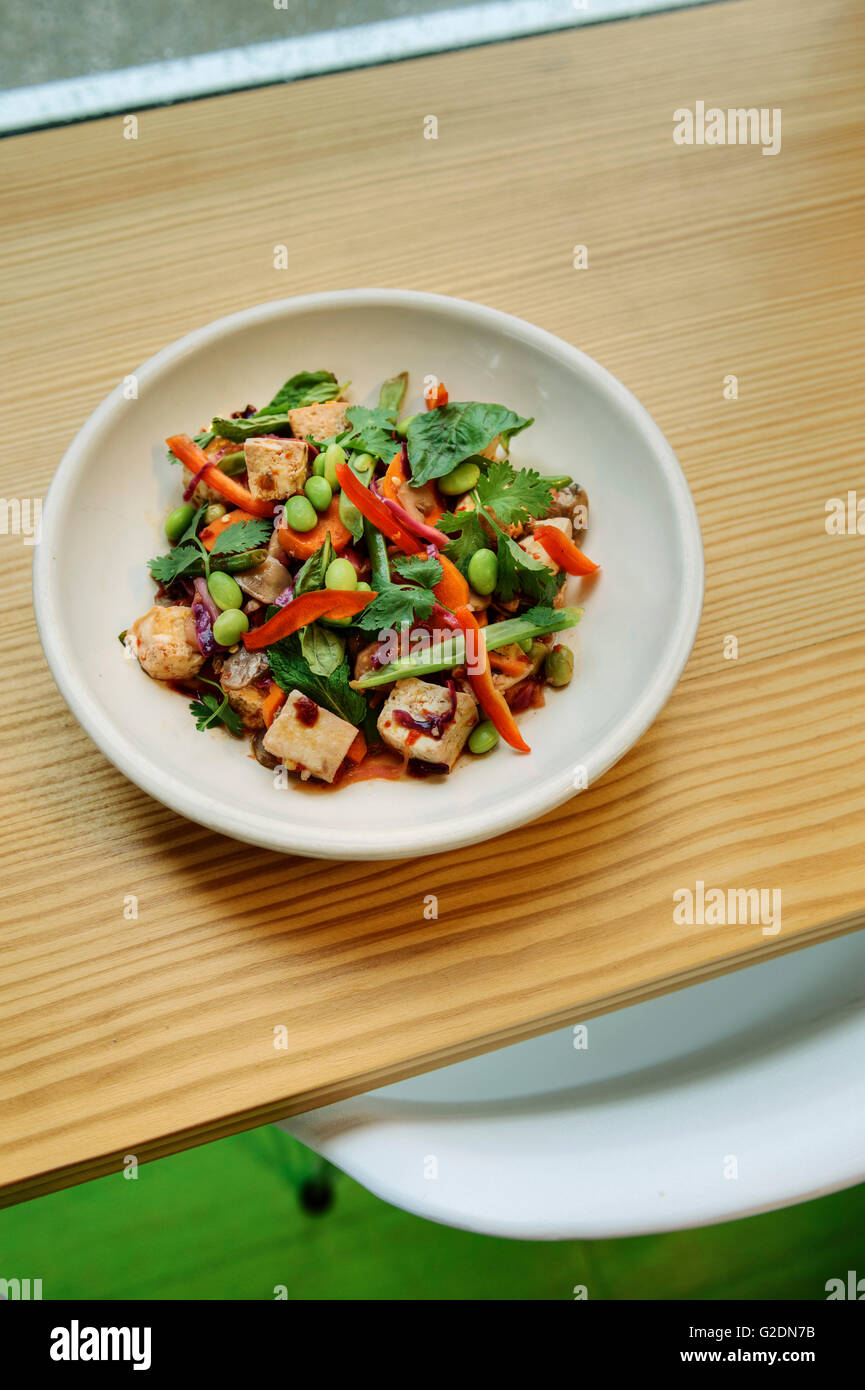 Insalata di tofu, ad alto angolo di visione Foto Stock