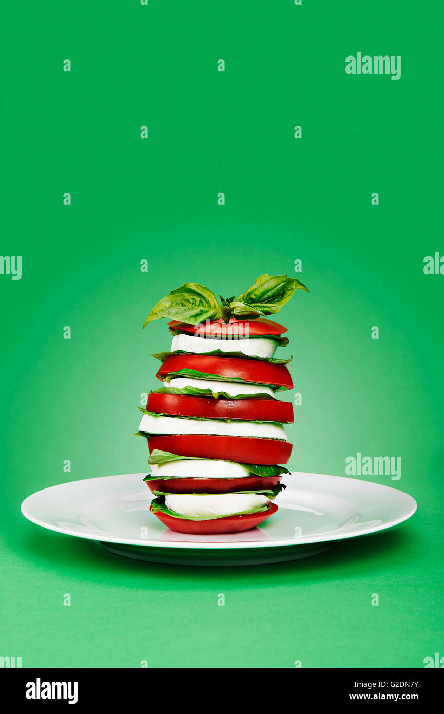 Pomodoro insalata caprese Stack su sfondo verde Foto Stock