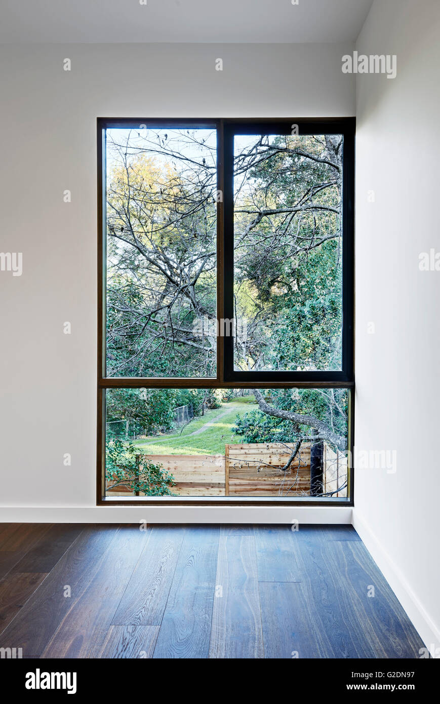 Grandi interni residenziali finestra con vista sugli alberi e cantiere Foto Stock