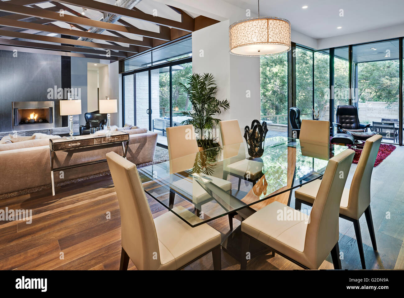 Piano aperto spazio abitativo in contemporanea Home Foto Stock