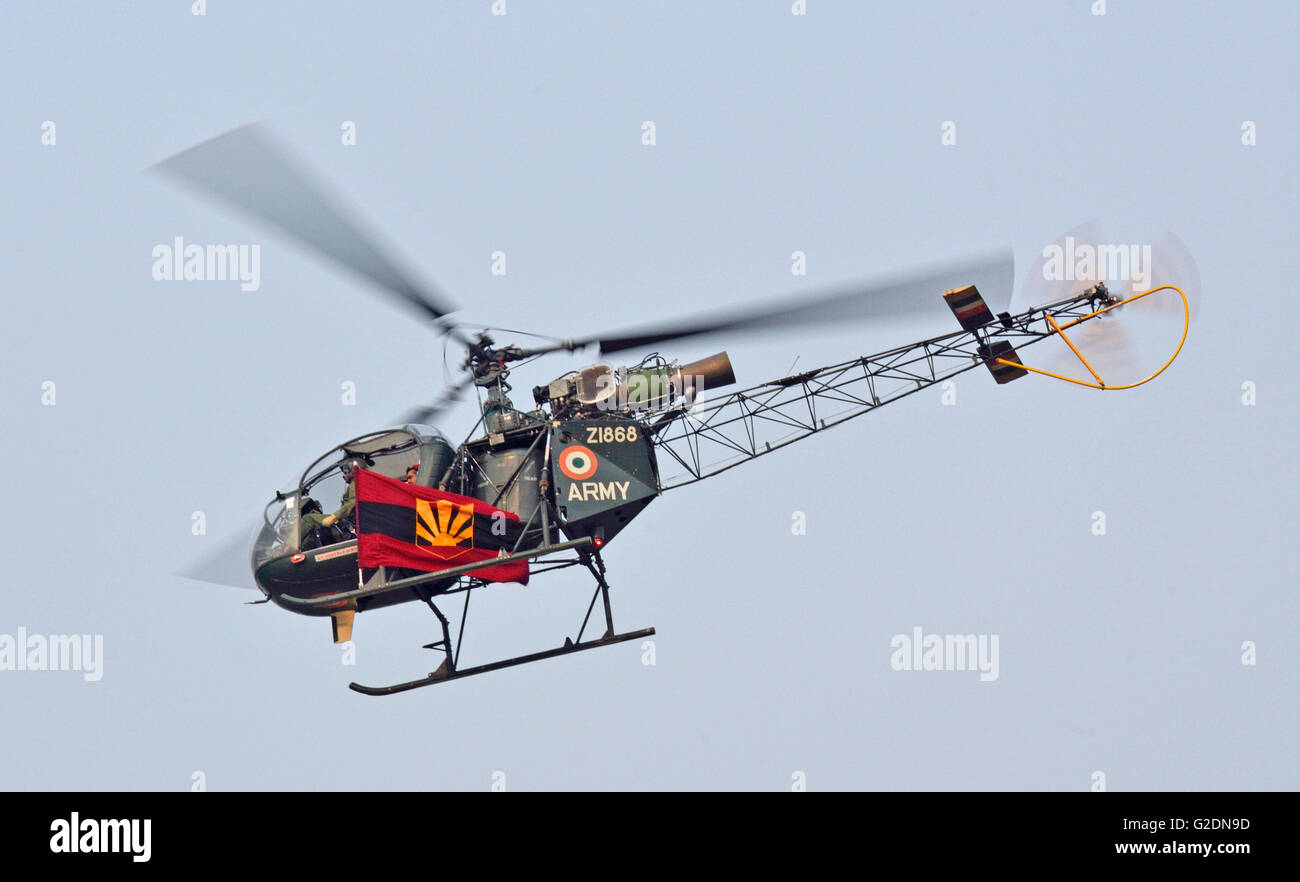Cheetah - Light Utility Helicopter dell esercito indiano Aviation Corps, battenti passato con bandiera dell'esercito, esercito indiano giorno, Calcutta, India Foto Stock