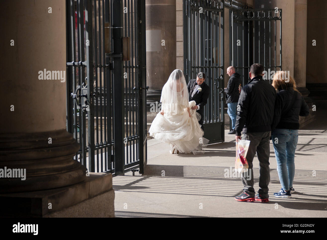 Coppie in viaggio di nozze Cattedrale Berlino Germania Foto Stock