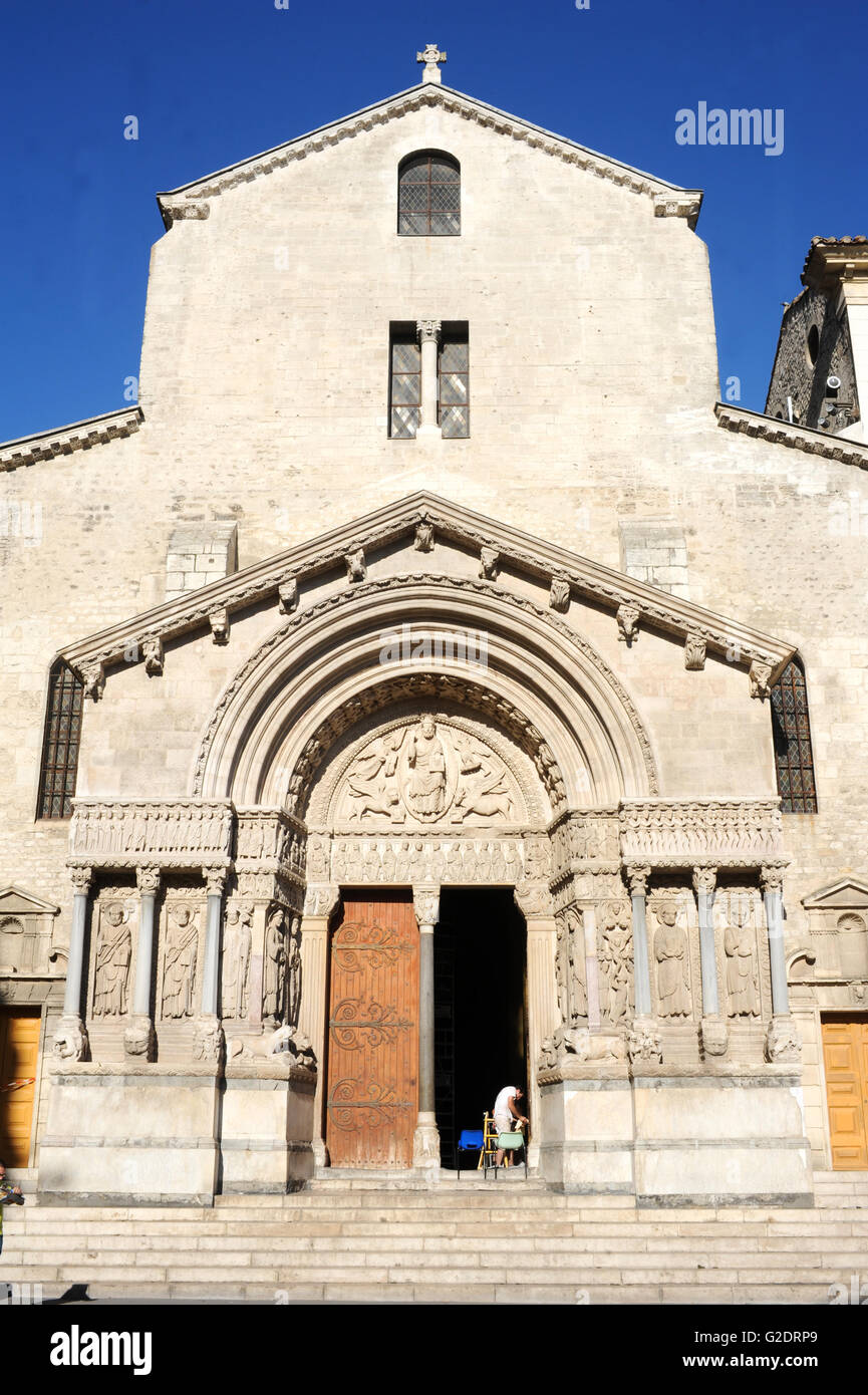 Arles, Francia - 27 Giugno 2012: restauratori al lavoro sulla cattedrale di San Trophime ad Arles in Francia Foto Stock