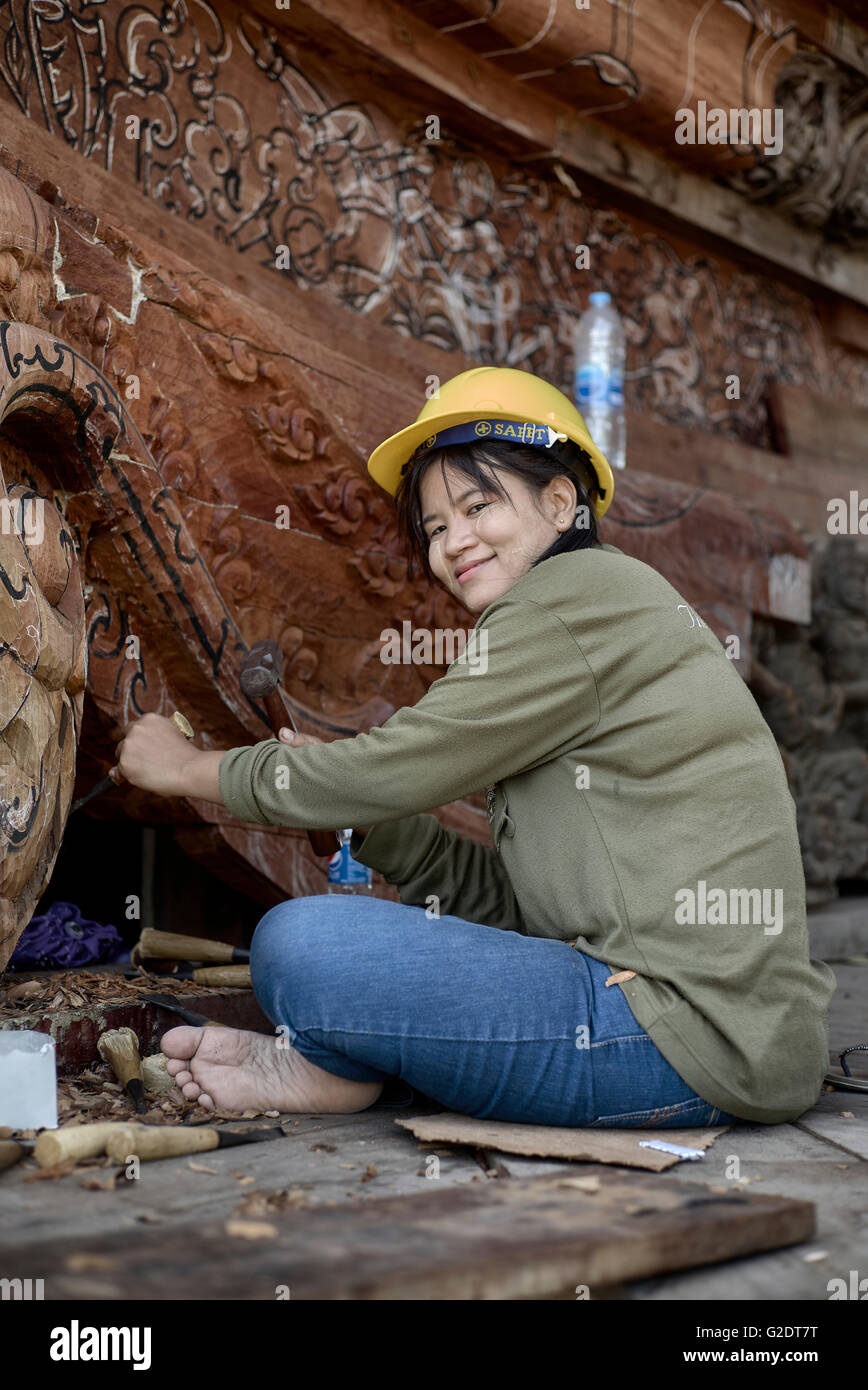 Giovani femmine builder scolpire e intagliare il legno presso il Santuario della Verità buddista di Tempio indù. Pattaya Thailandia SUDEST ASIATICO Foto Stock