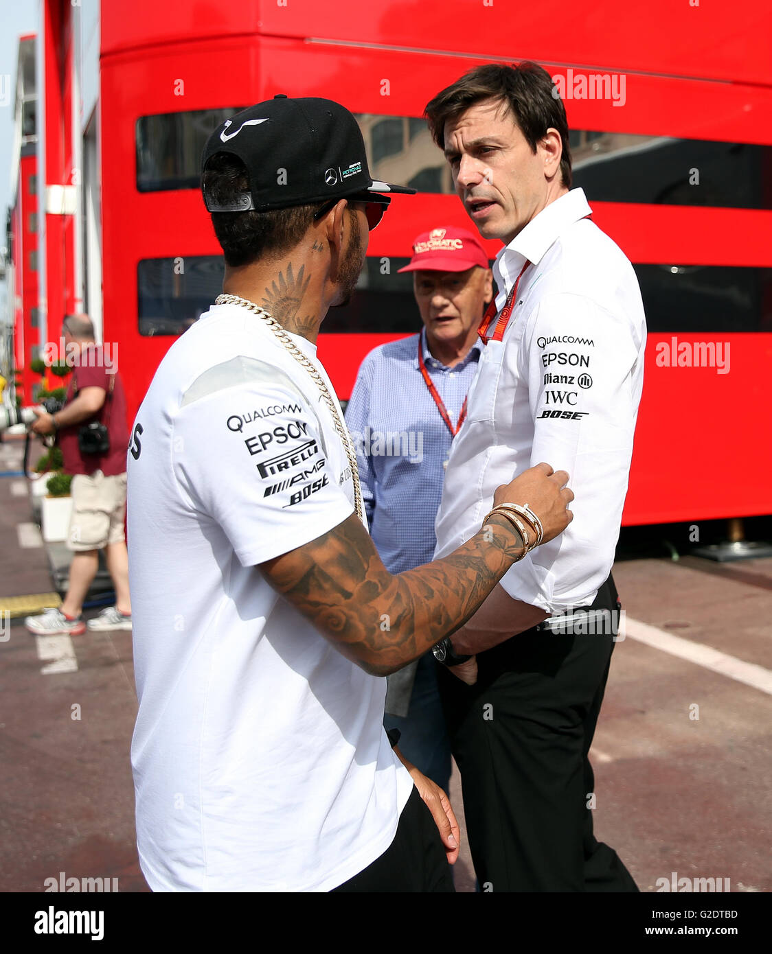 Mercedes Lewis Hamilton colloqui con Niki Lauda e Toto Wolff dopo le qualifiche sul circuito de Monaco, Monaco. Foto Stock