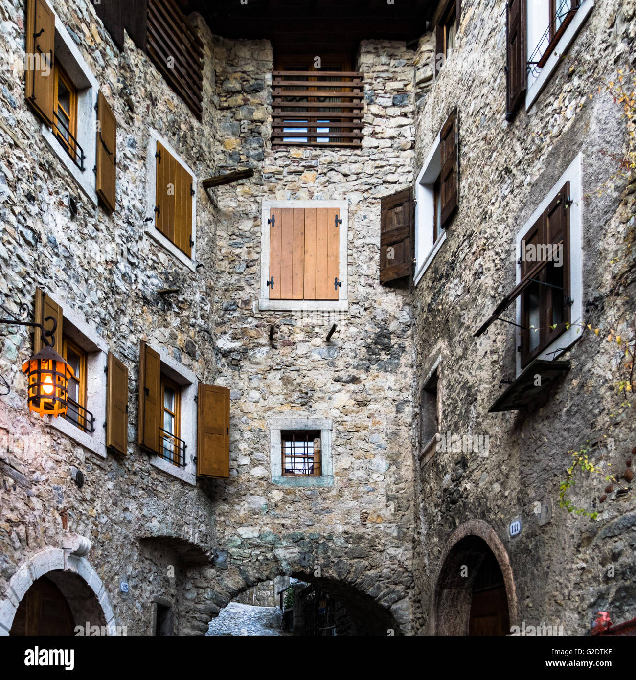Molte finestre si affacciano in uno stretto vicolo in un italiano medievale Borgo. Foto Stock
