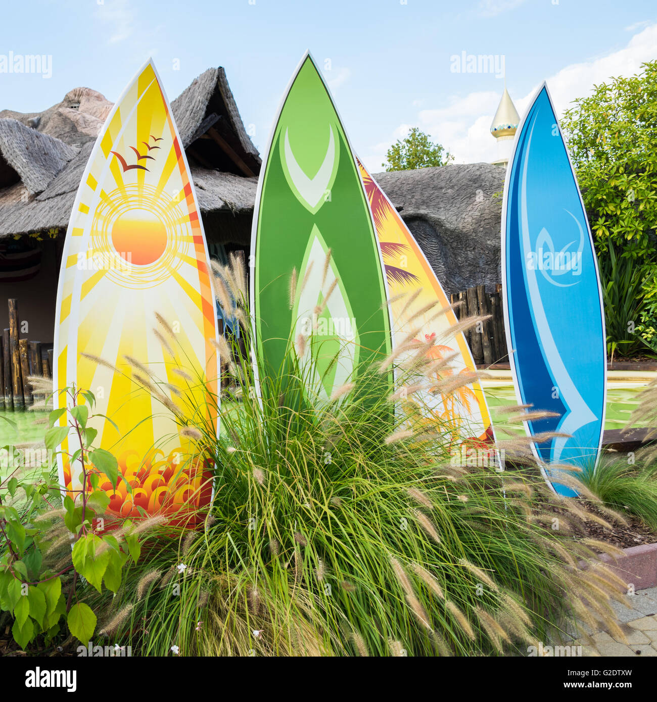 Le tavole da surf colorati nella parte anteriore di un tipico rifugio hawaiano. Foto Stock