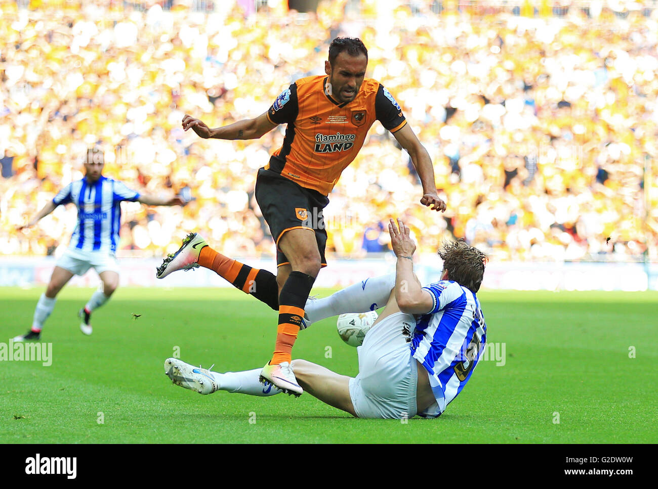 Hull City's Ahmed Elmohamady (sinistra) grovigli con Sheffield mercoledì in Glenn Loovens durante il campionato Play-Off finale allo stadio di Wembley, Londra. Foto Stock