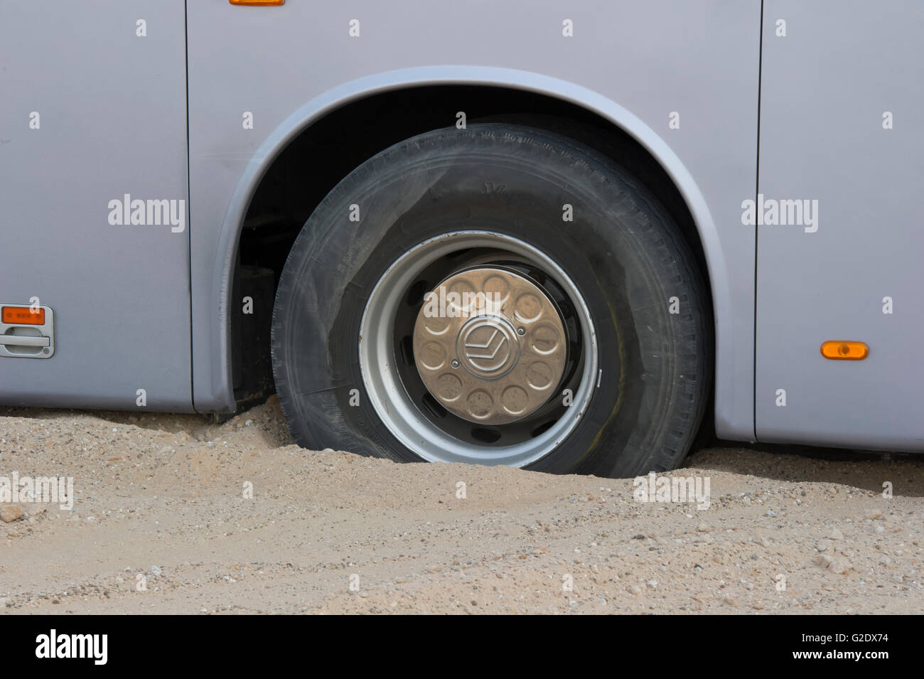 Bus tyre immagini e fotografie stock ad alta risoluzione - Alamy