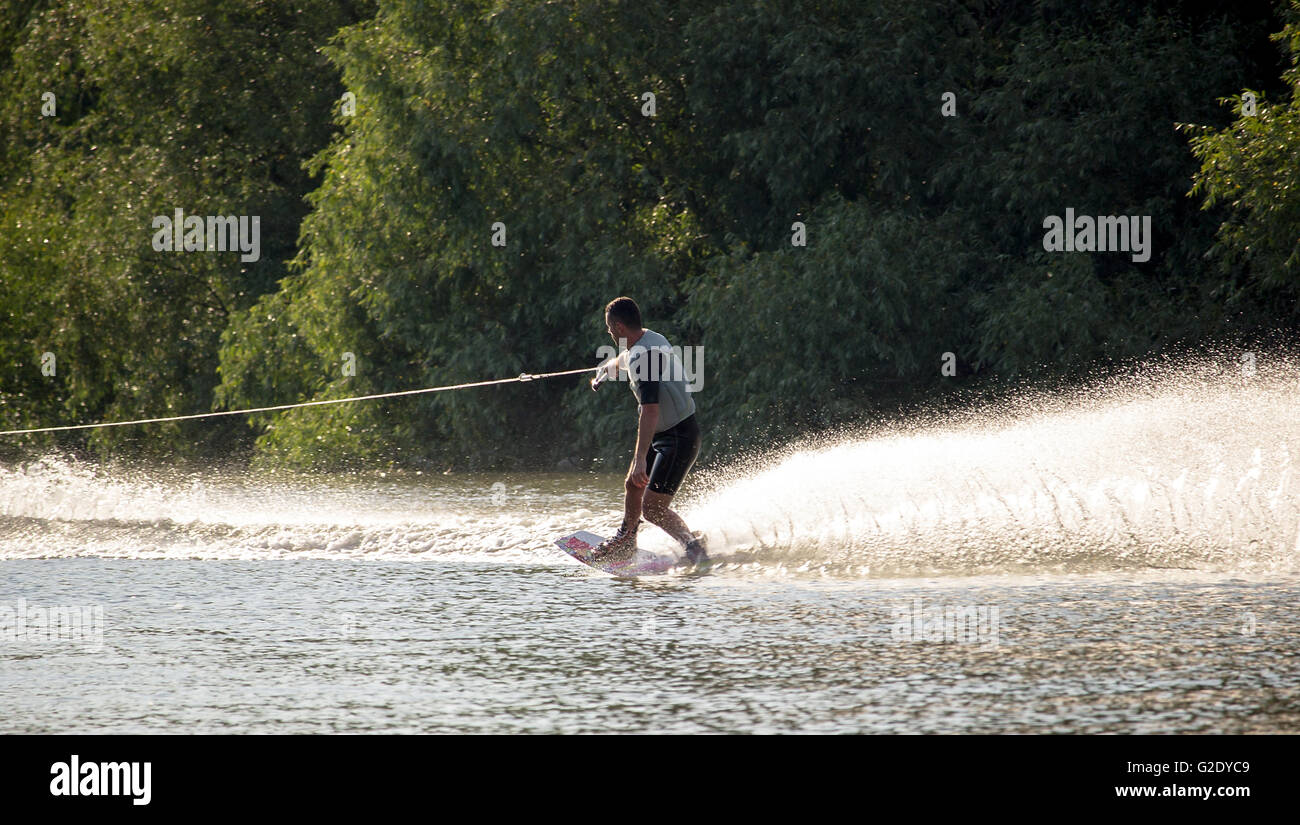 Il Danubio, la Serbia - Giovane wakeboarding Foto Stock