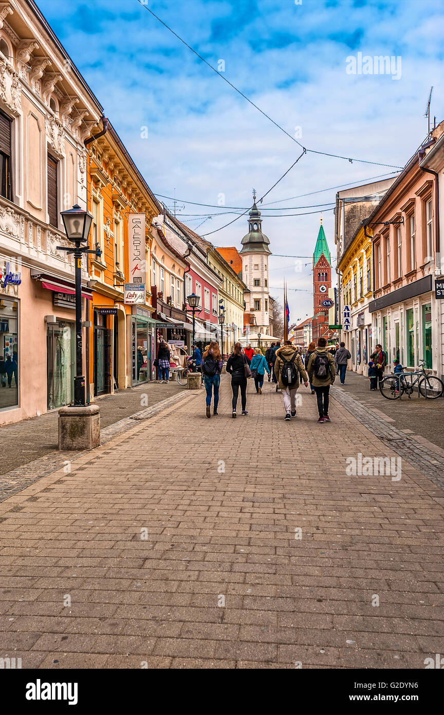 Slovenia - Oltredrava Maribor Slovenska Ulica - la chiesa di San Francesco in background Foto Stock