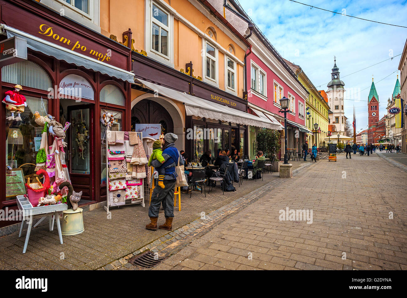 Slovenia - Oltredrava Maribor Slovenska Ulica - la chiesa di San Francesco in background Foto Stock
