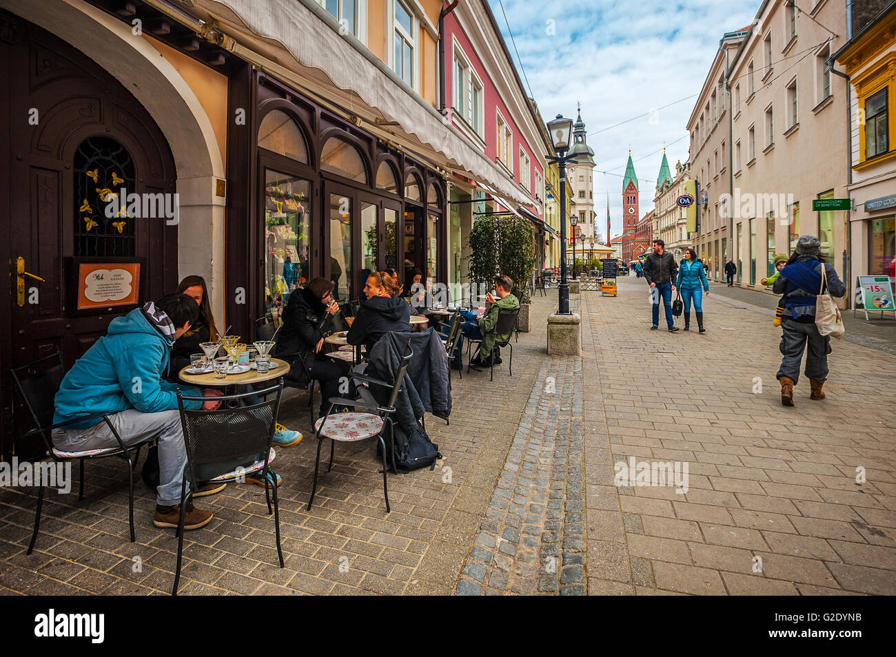 Slovenia - Oltredrava Maribor Slovenska Ulica - la chiesa di San Francesco in background Foto Stock