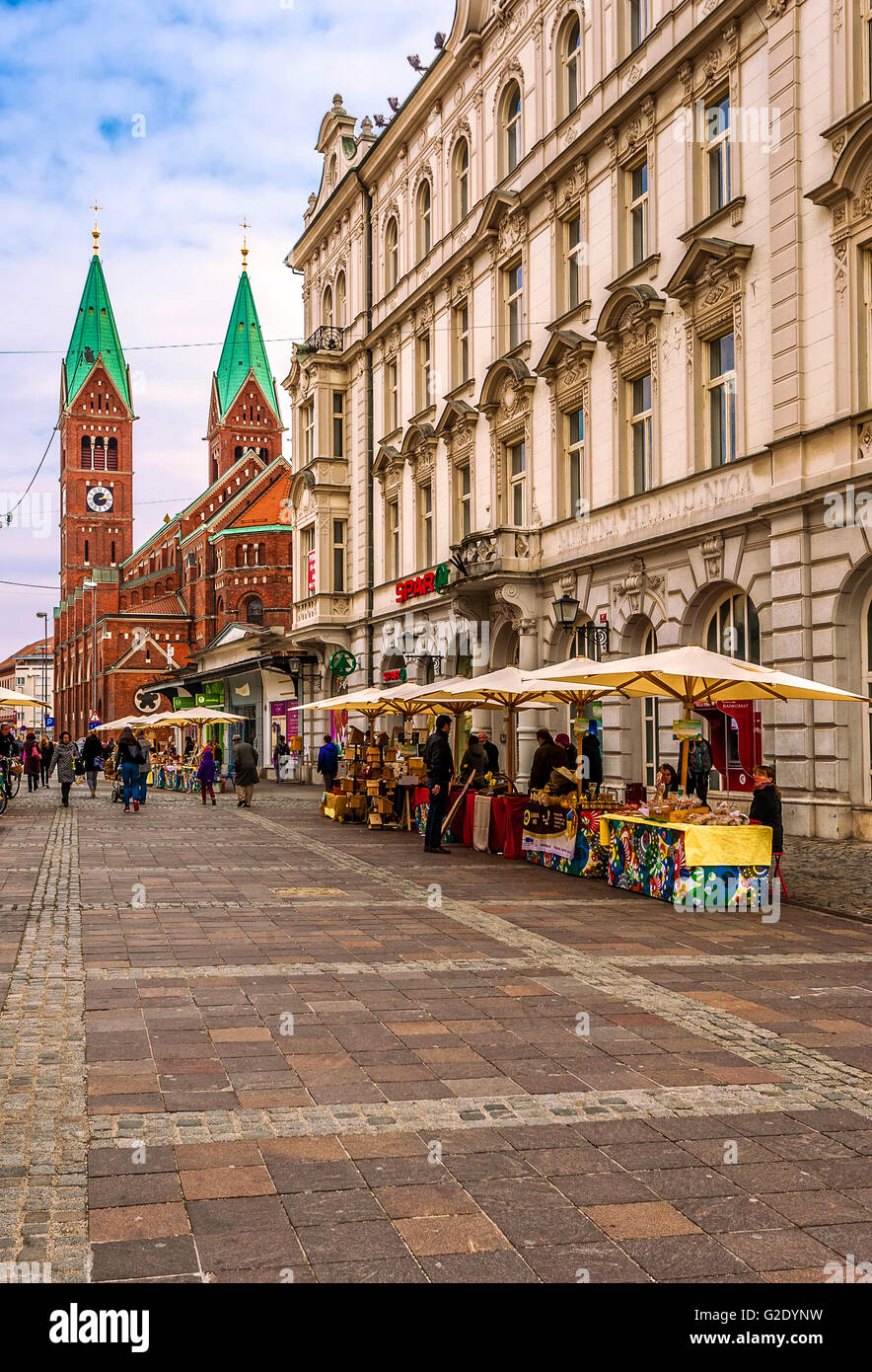 Slovenia - Oltredrava Maribor Slovenska Ulica - la chiesa di San Francesco in background Foto Stock