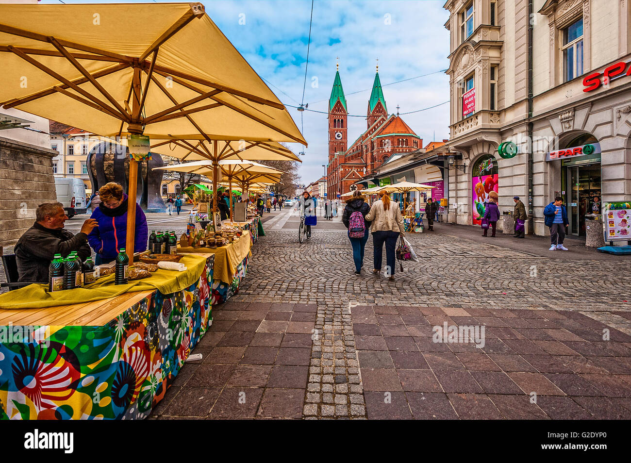 Slovenia - Oltredrava Maribor Slovenska Ulica - la chiesa di San Francesco in background Foto Stock