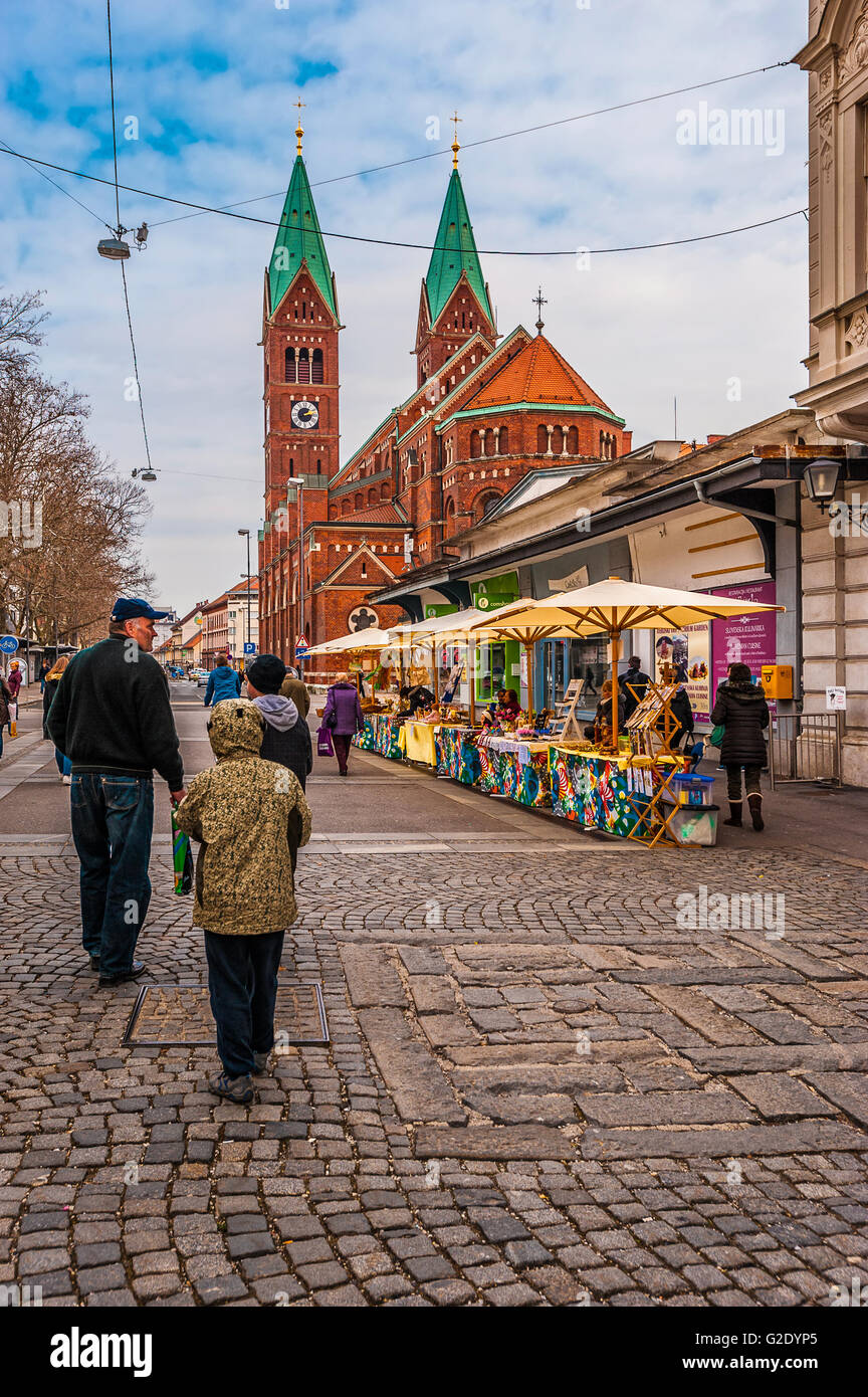 Slovenia - Oltredrava Maribor Slovenska Ulica - la chiesa di San Francesco in background Foto Stock