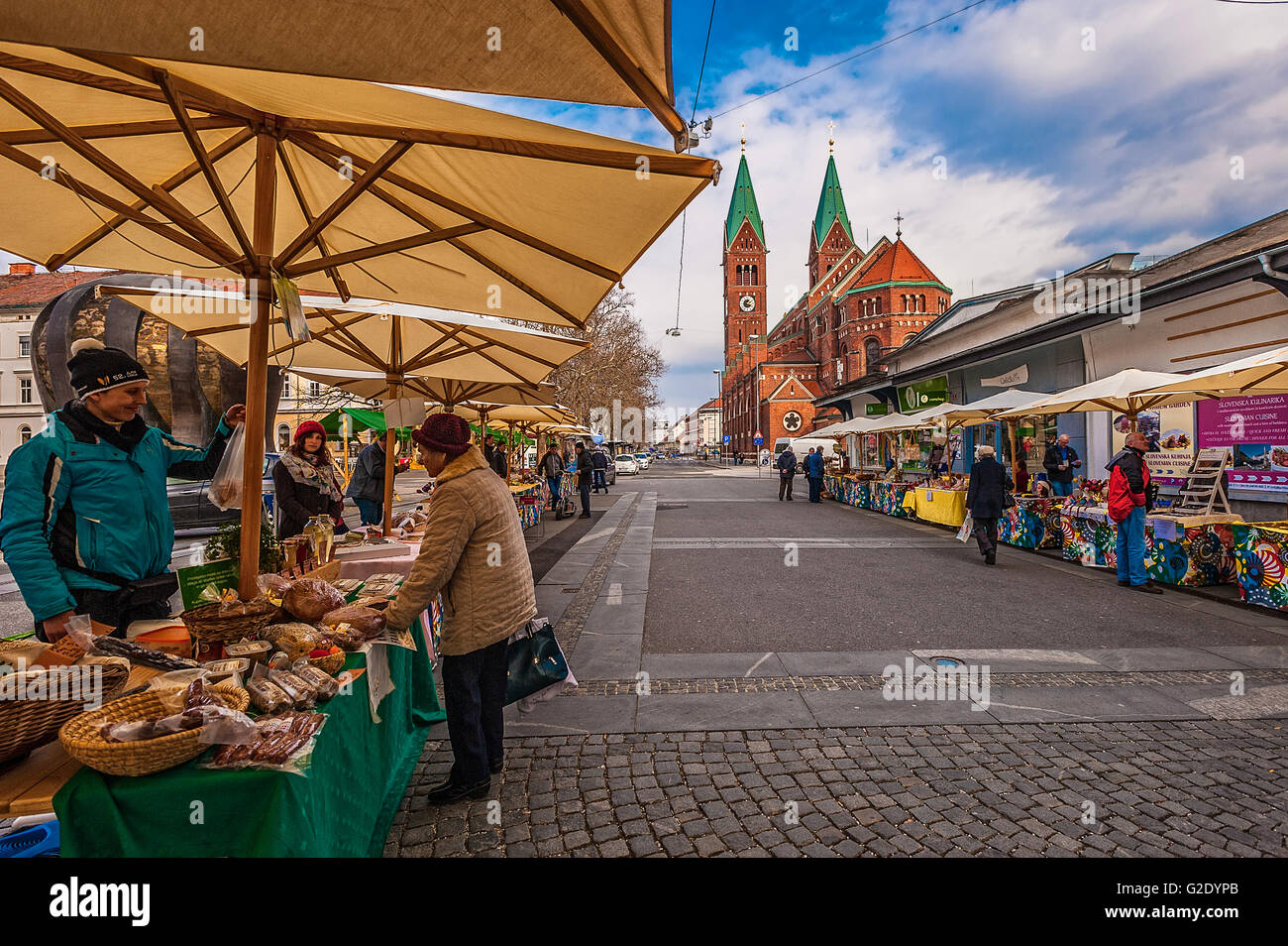 Slovenia - Oltredrava Maribor Slovenska Ulica - la chiesa di San Francesco in background Foto Stock