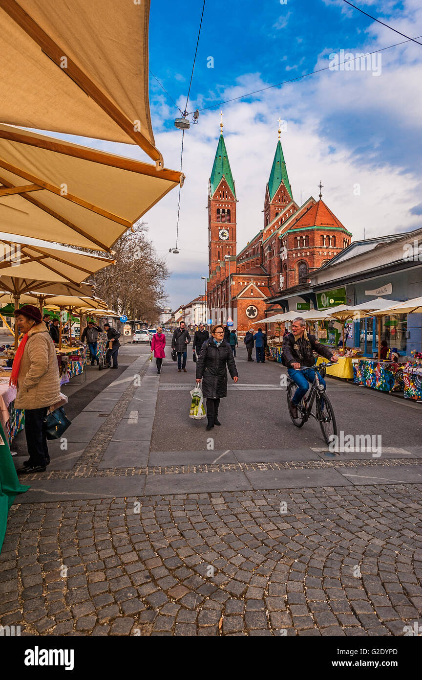 Slovenia - Oltredrava Maribor Slovenska Ulica - la chiesa di San Francesco in background Foto Stock