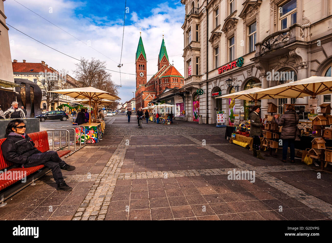 Slovenia - Oltredrava Maribor Slovenska Ulica - la chiesa di San Francesco in background Foto Stock