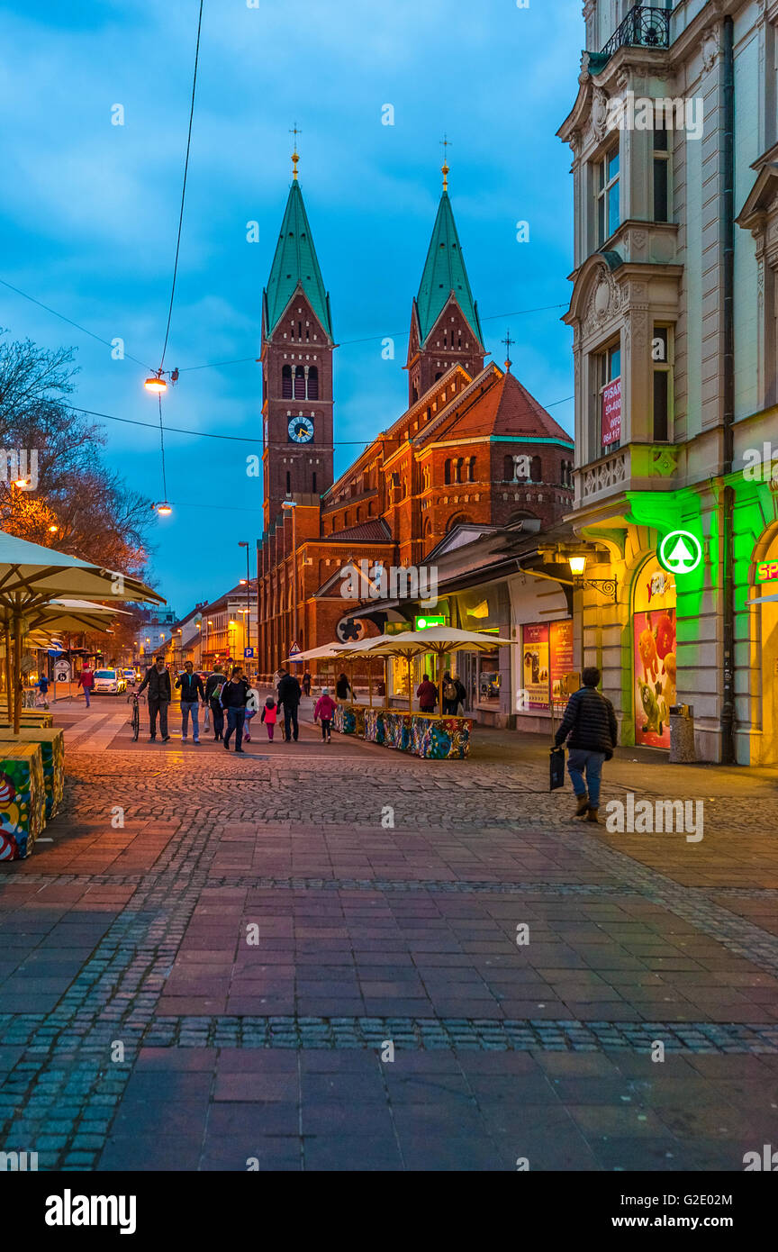 Slovenia - Oltredrava Maribor Slovenska Ulica - la chiesa di San Francesco in background Foto Stock
