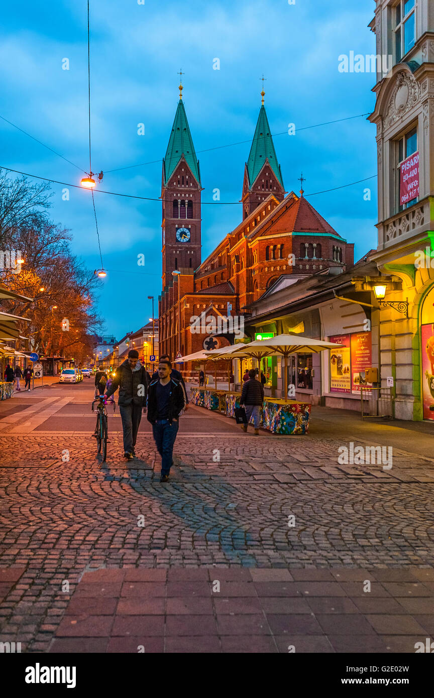 Slovenia - Oltredrava Maribor Slovenska Ulica - la chiesa di San Francesco in background Foto Stock