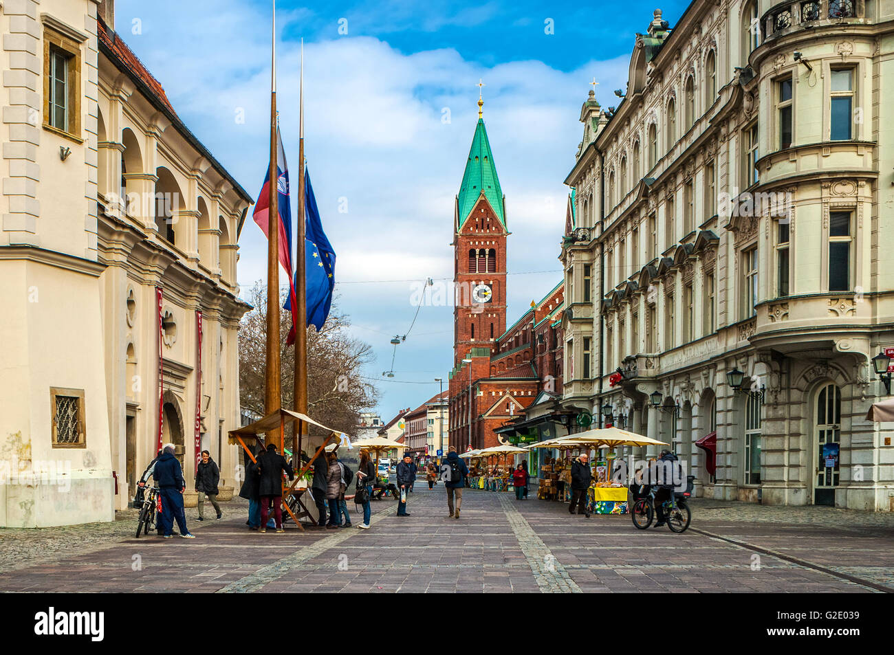 Slovenia - Oltredrava Maribor Slovenska Ulica - la chiesa di San Francesco in background Foto Stock