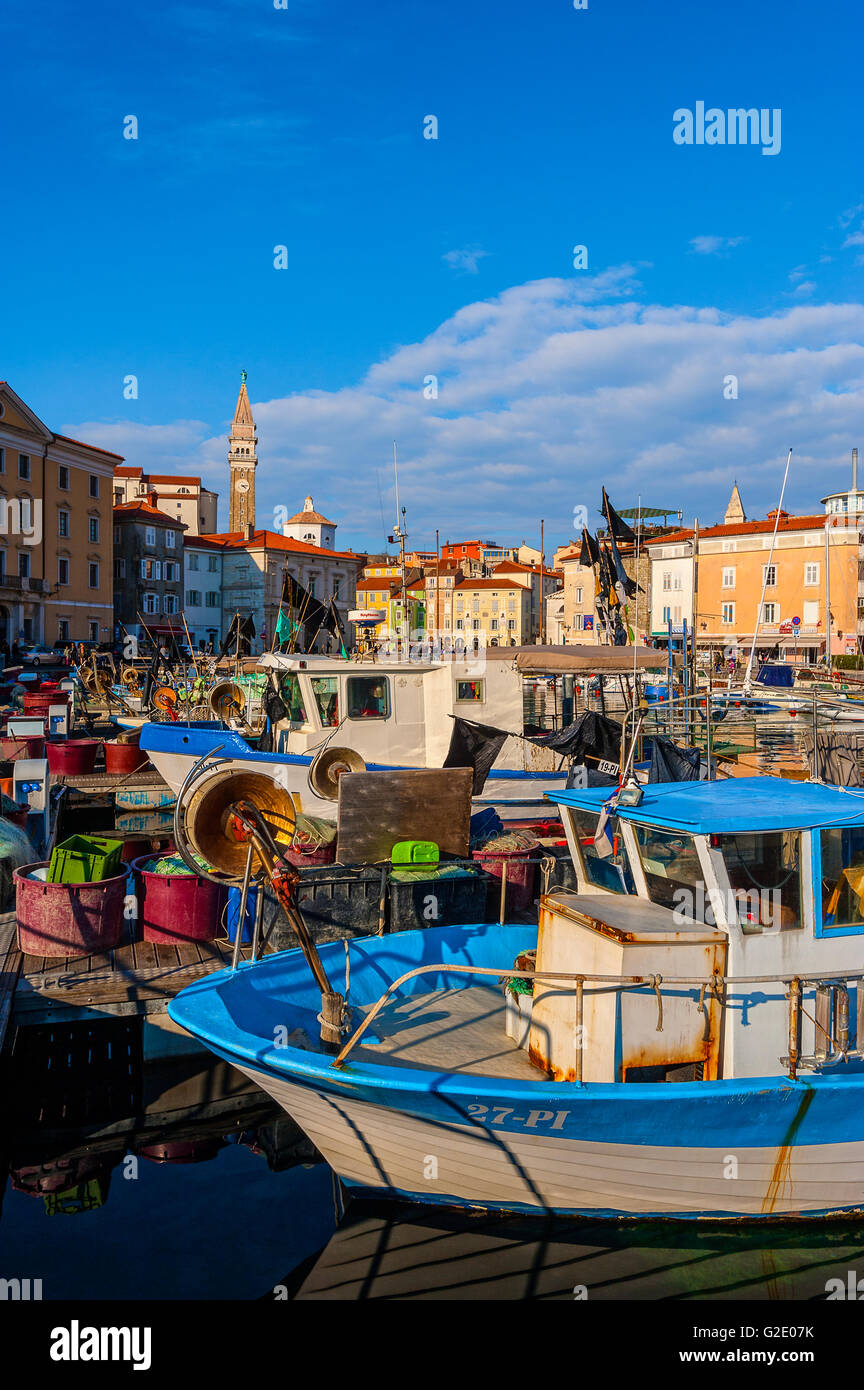 La Slovenia Costa e Kras Pirano - Piazza Tartini e la cattedrale di San Giorgio visto dal porto Foto Stock