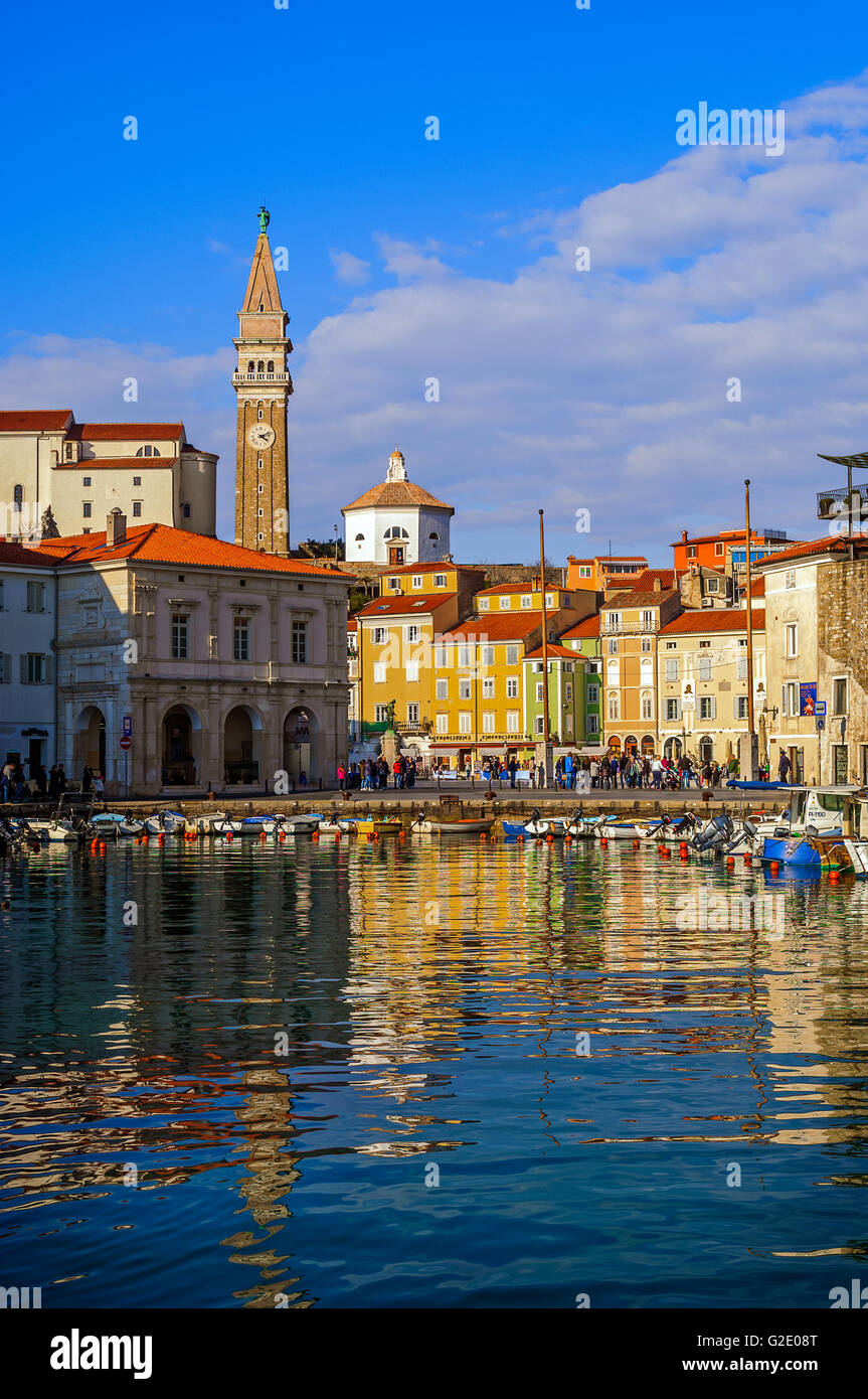 La Slovenia Costa e Kras Pirano - Piazza Tartini e la cattedrale di San Giorgio visto dal porto Foto Stock